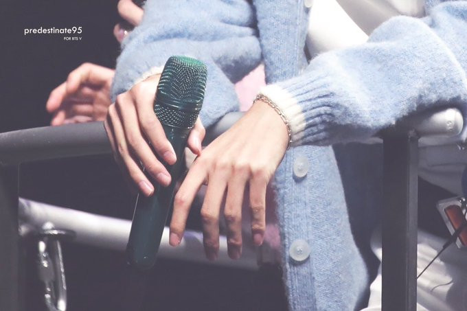 Các fan của V đã phát hiện ra điều này từ lâu rồi, nên bên cạnh chuyện chụp ảnh chân dung anh chàng thì còn tập trung vào đôi tay thon dài, mịn màng, đẹp như truyện tranh.