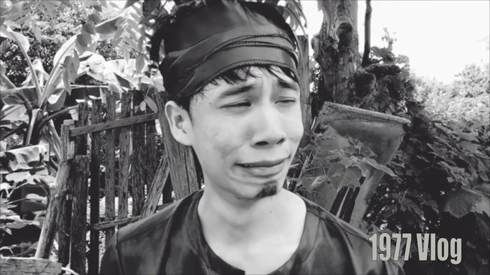 Suy đoán về sự việc mất video của 1977 Vlog, một bình luận cho biết có thể nhóm đã “bị những kênh giả mạo cắm cờ”.