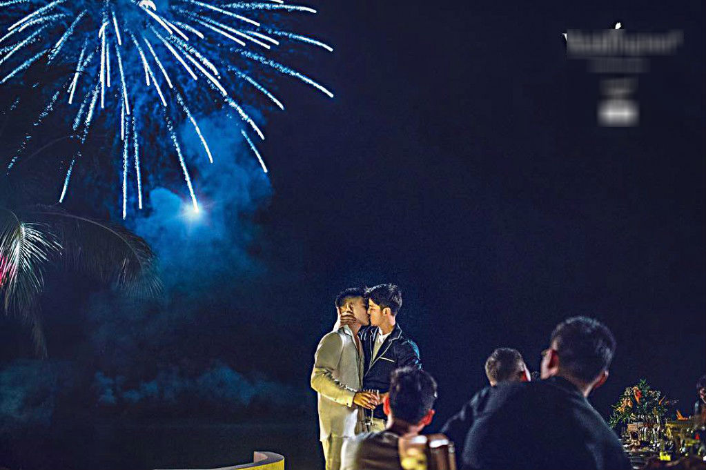 Cộng đồng mạng cũng gửi lời chúc mừng đến hai chàng trai và hi vọng họ có một cuộc sống hôn nhân hạnh phúc.