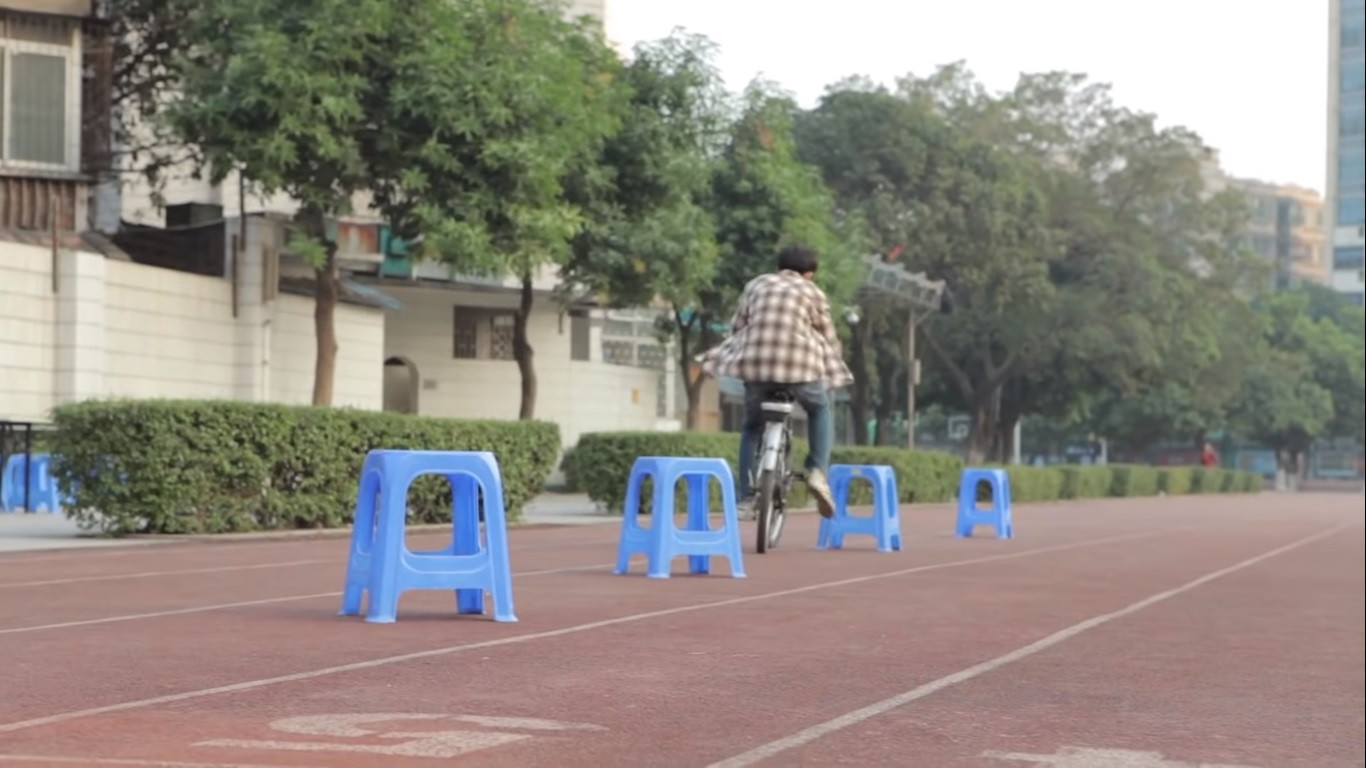Trương Diệu đã âm thầm tập đạp xe một mình.