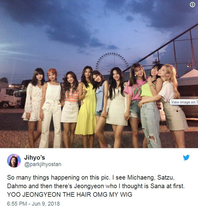 Đến khi các cô gái TWICE đã khoe một tấm ảnh chụp tại Nhật Bản, nhân sự kiện ăn mừng single tiếng Nhật Wake Me Up bán được hơn 500 nghìn bản, thì mọi người đều chú ý đến mái tóc dài dịu dàng của Jeongyeon. Đâu có ngờ Jeongyeon khi để tóc dài lại dịu dàng dễ thương đến vậy.