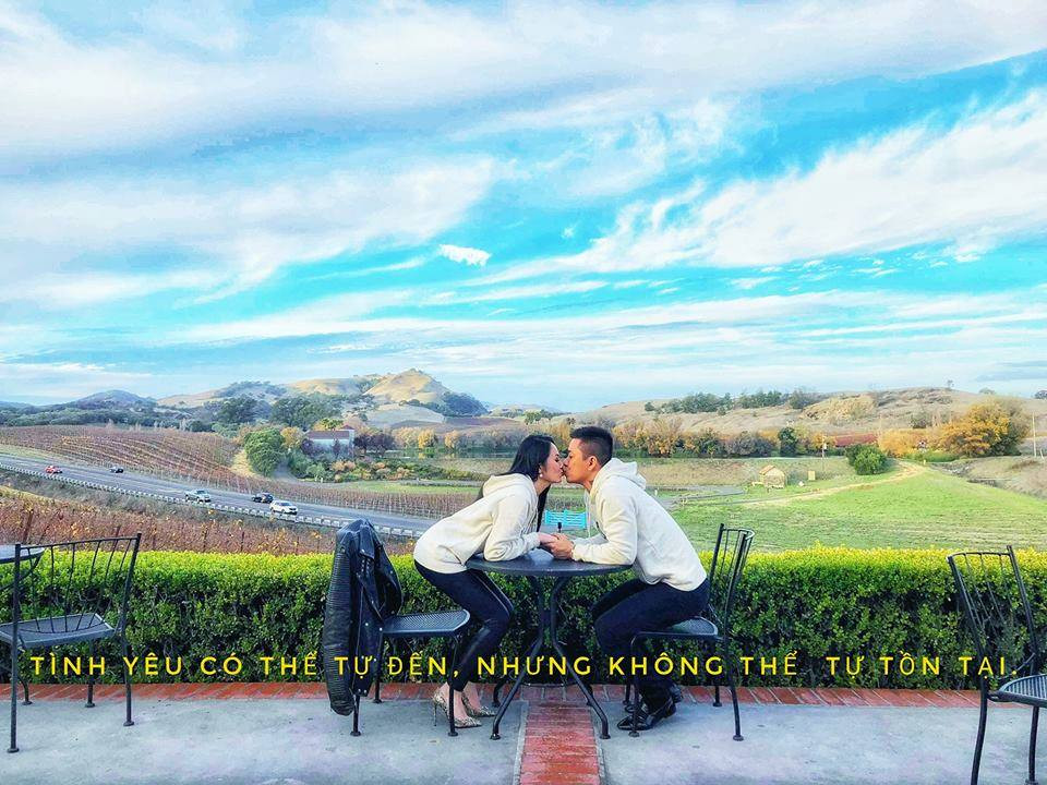 Cặp đôi diện đồ đôi, khóa môi trong khung cảnh lãng mạn.