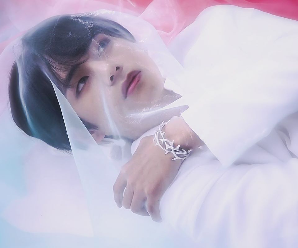 Một lần nữa, tạo hình quá đỗi nữ tính của V (BTS) lại gây tranh cãi ảnh 6