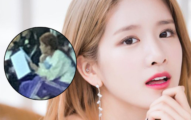 Ewxxy (WJSN) chắc chắn là idol chăm chỉ nhất khi mang cả sách vở theo và ngồi chăm chú học bài chuẩn bị cho kỳ thi. Giữa sân vận động náo nhiệt mà Exy vẫn tập trung đọc sách thì cũng đáng nể thật.