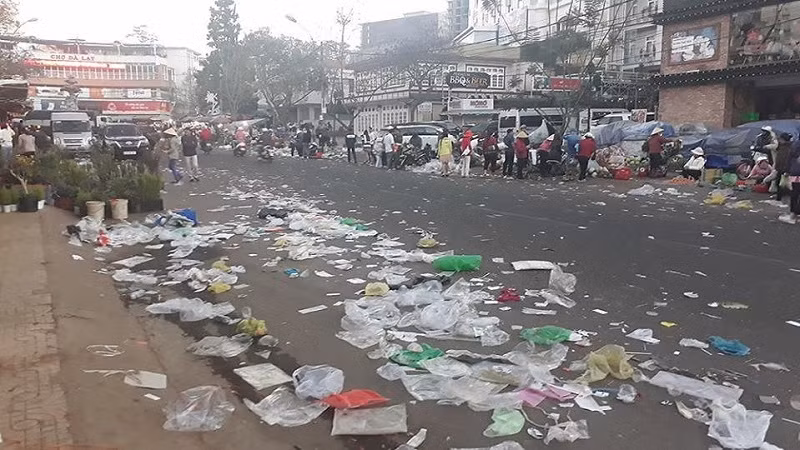 Đường phố Đà Lạt ngập rác sau mỗi mùa lễ hội.