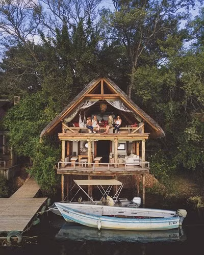 Ngôi nhà trên cây ở Tongabezi, Zambia. Ngồi ở đây có thể phóng tầm mắt ra khung cảnh thiên nhiên tươi đẹp xung quanh và câu cá rô dưới nước.