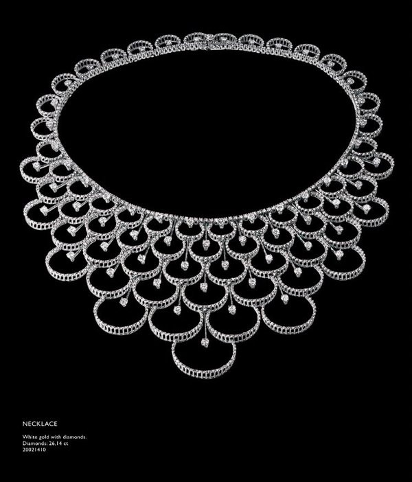 Được biết chiếc vòng cổ siêu tinh xảo này được kết từ hàng trăm viên kim cương, của một thương hiệu đồ trang sức mà Irene làm người đại diện. Giá cả của nó lên tới 270 triệu won (khoảng 5,7 tỷ đồng).