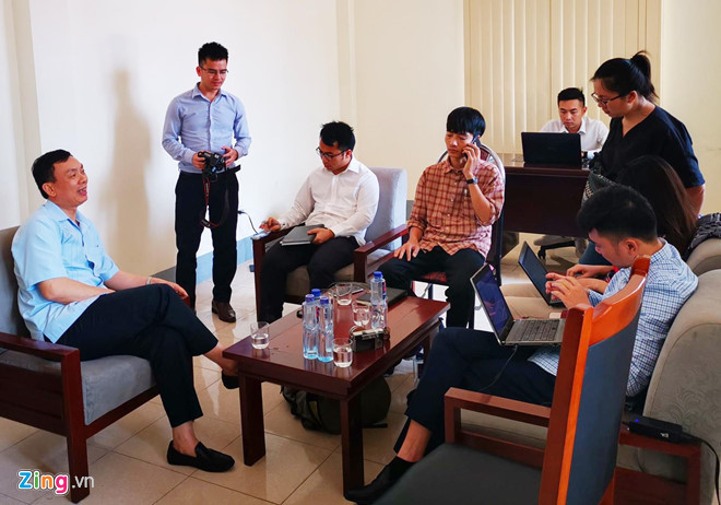 Ông Lê Hồng Long trả lời báo chí sáng 19/4. Ảnh: Ngọc Tân.