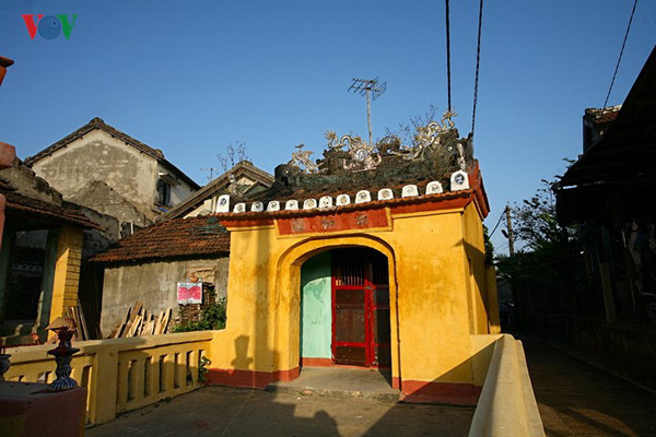 Miếu thờ Thành Hoàng làng gốm Thanh Hà.