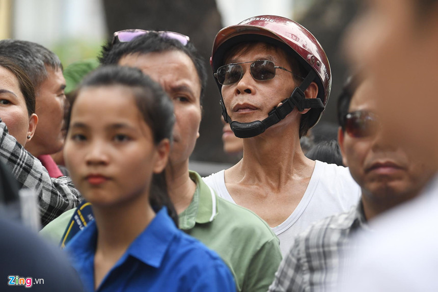 Các ông bố, bà mẹ hướng ánh mắt về phía cổng trường thi trông ngóng con bước ra.