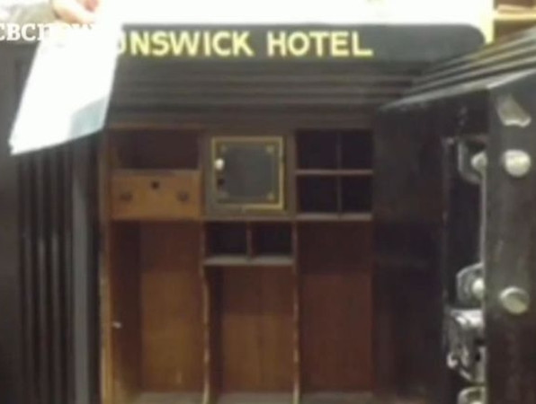 Hóa ra trong két chẳng có vàng bạc gì như người ta đồn đại.