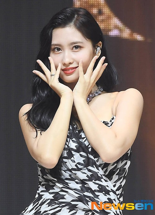 Trong khi fan hâm mộ tỏ ra thích thú với style tóc mới của Momo, thì cô nàng lại thú nhận mình chưa thấy thoải mái khi khoe trán trên sân khấu.