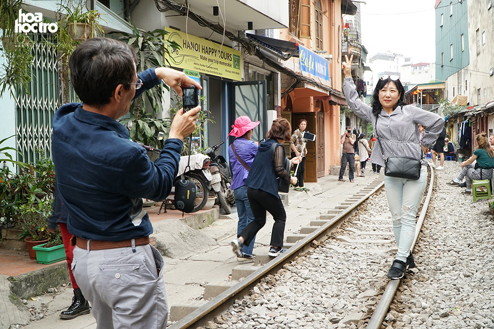 Đứng tạo dáng bên đường ray tàu là lựa chọn yêu thích của các cặp đôi.