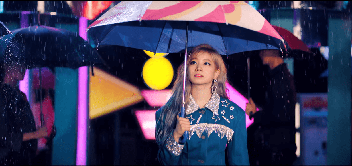 Dahyun là một cô gái hiền lành đang đi tìm "một nửa" của mình dưới cơn mưa. Dahyun là một cô gái hiền lành đang đi tìm "một nửa" của mình dưới cơn mưa.