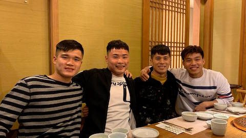 Đình Trọng cùng 2 tuyền thủ Lục Xuân Hưng và Đặng Văn Tới đã "hội ngộ" Văn Thanh tại Hàn Quốc.