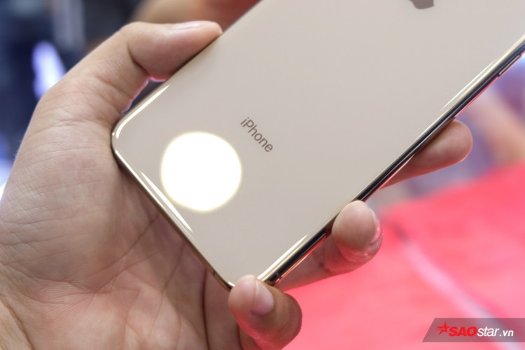 Dù kích thước to hơn iPhone X nhưng cảm giác cầm nắm rất đầm tay, chắc chắn và thoải mái. Dù kích thước to hơn iPhone X nhưng cảm giác cầm nắm rất đầm tay, chắc chắn và thoải mái.