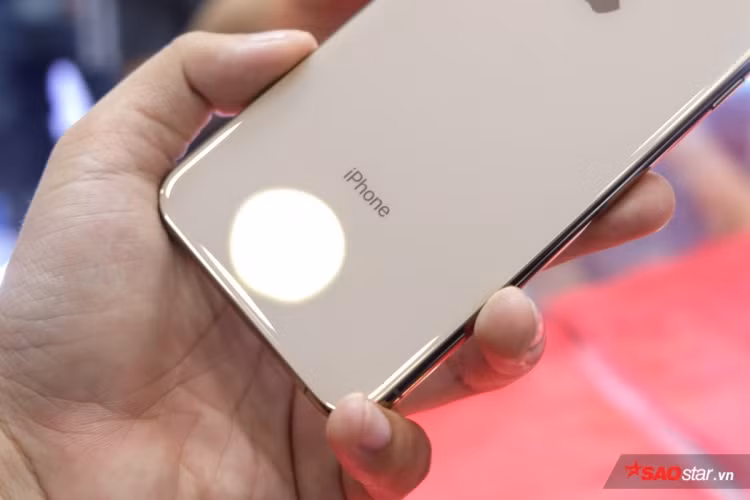 Dù kích thước to hơn iPhone X nhưng cảm giác cầm nắm rất đầm tay, chắc chắn và thoải mái.