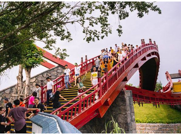 Giới trẻ thích thú check in tại cầu Koi