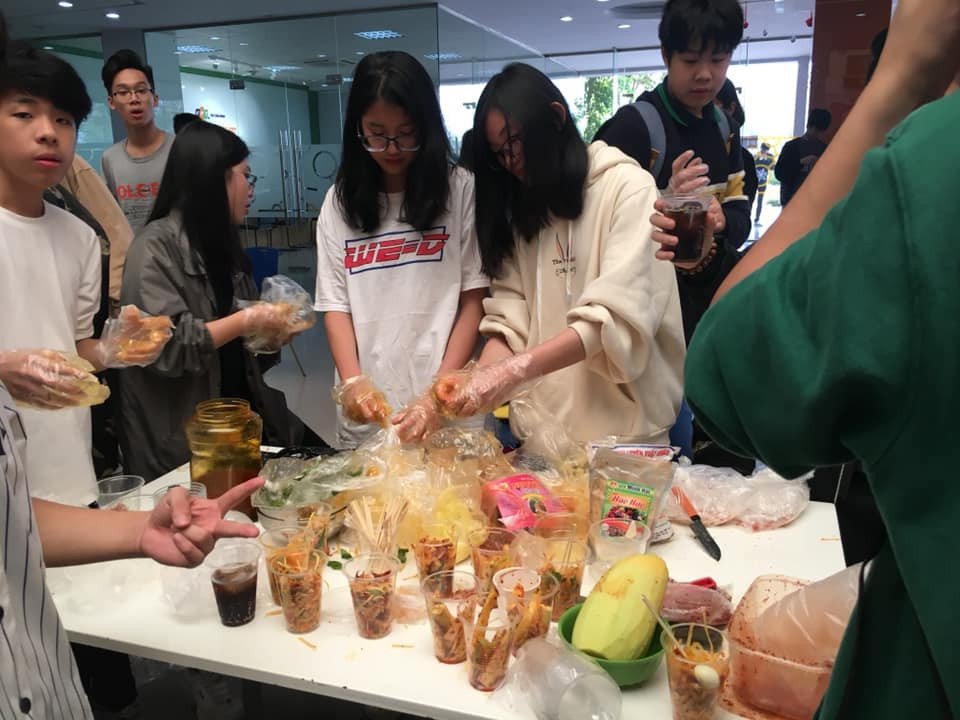 Gian hàng ăn uống tất bật luôn tay luôn chân.