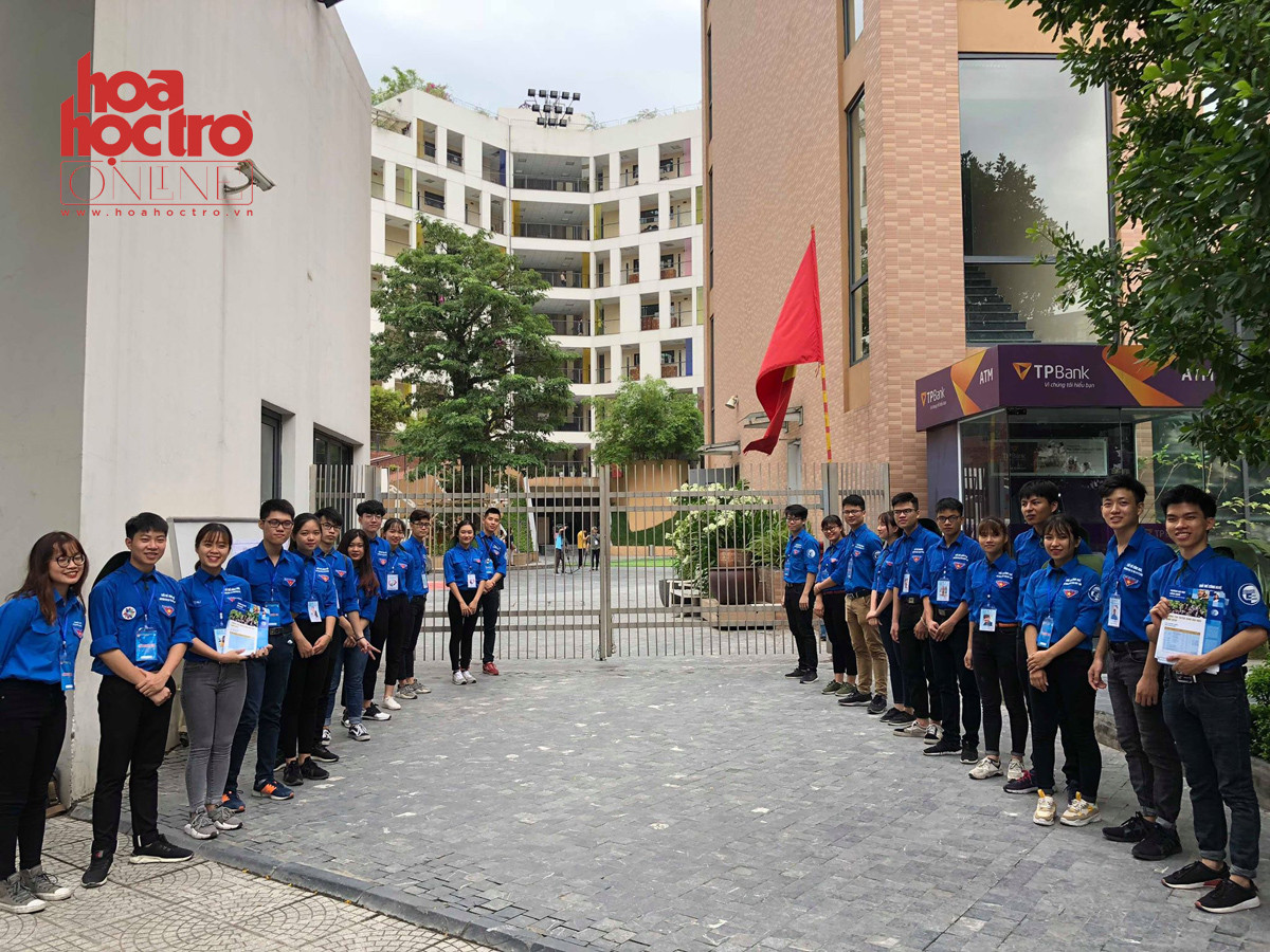 Đội ngũ tình nguyện xếp hàng để chào đón những sĩ tử ra sớm nhất.