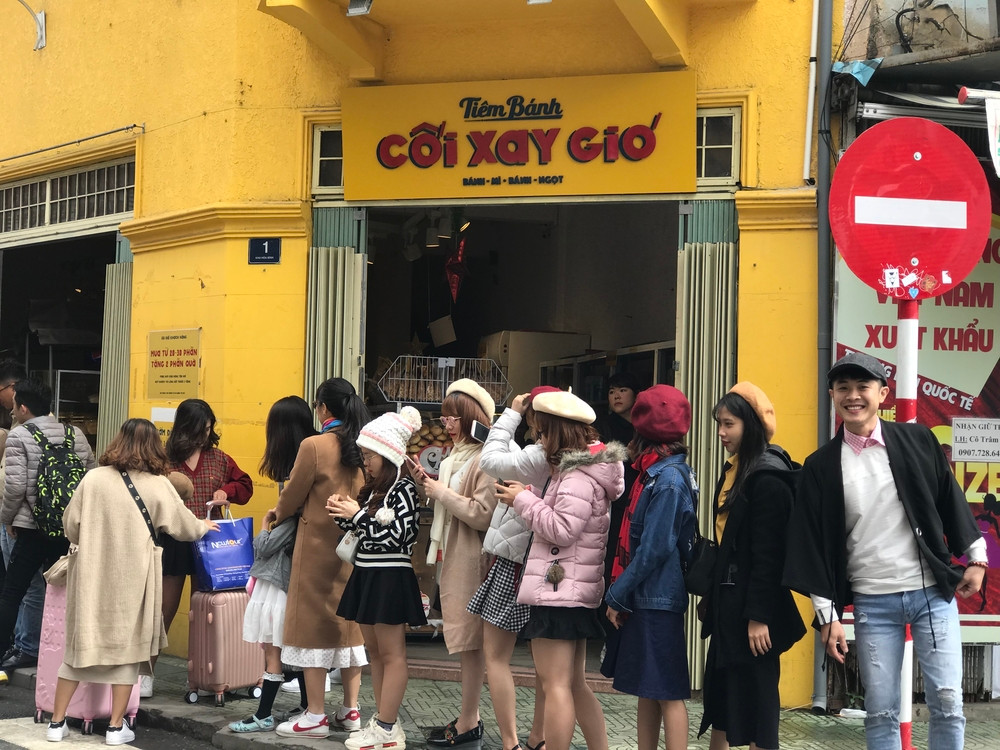 Muốn chụp ảnh với "bức tường sống ảo" thì... phải xếp hàng! Muốn chụp ảnh với "bức tường sống ảo" thì... phải xếp hàng!