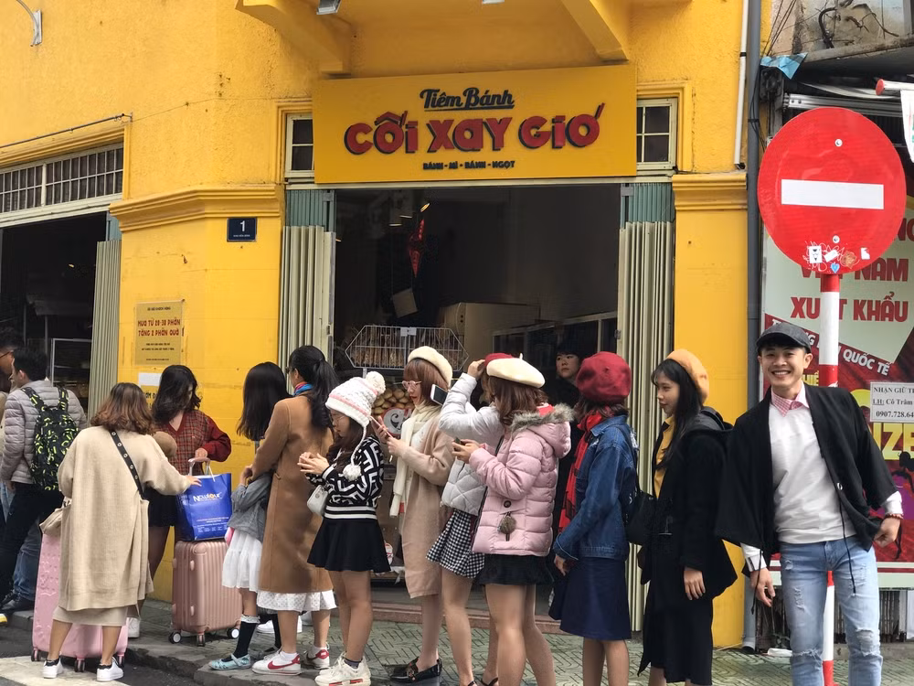 Muốn chụp ảnh với "bức tường sống ảo" thì... phải xếp hàng!