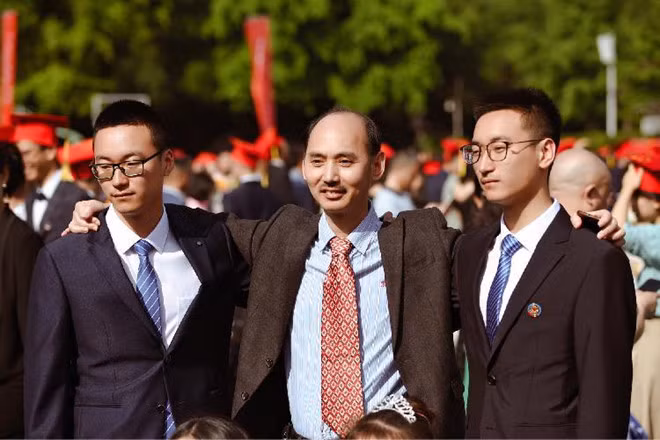 Gia Kiệt (bên trái) và Gia Hào (ngoài cùng bên phải) cùng có điểm số cao trong kỳ thi đại học được xem là gắt gao nhất Trung Quốc.
