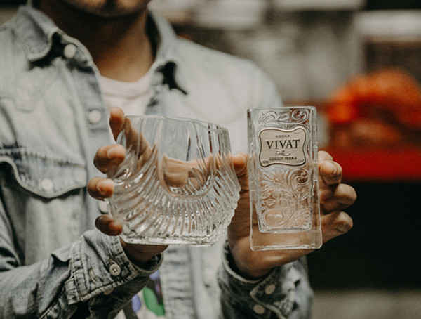 Hay đơn giản chỉ là những vỏ chai rượu được gia công kỹ lưỡng dùng để đựng đồ uống.