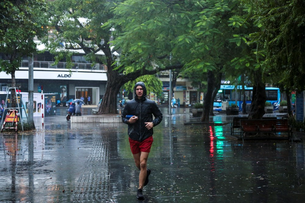 Mặc dù đã 7 giờ sáng nhưng trên phố cổ không có nhiều người ra đường tập thể dục như mọi ngày.