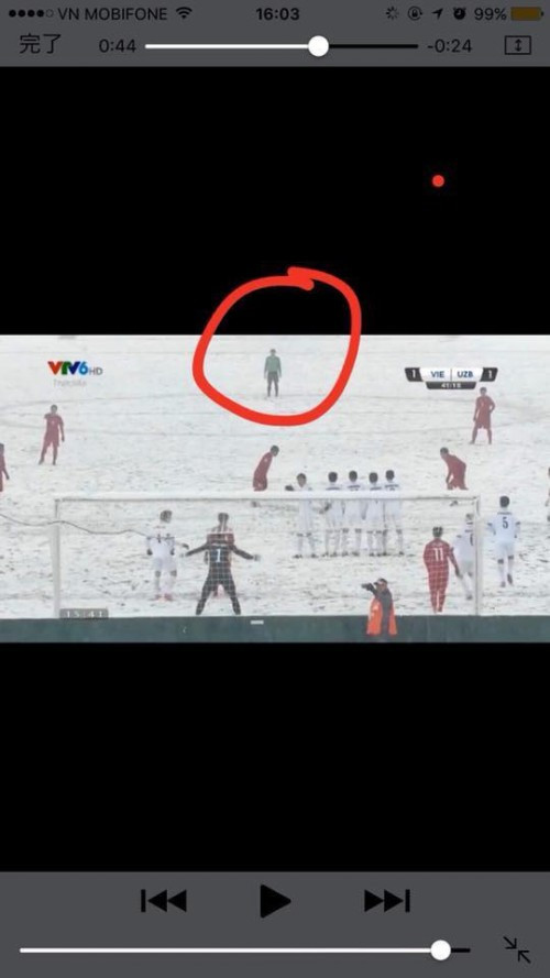 Khoảnh khắc dễ thương: Thủ môn Tiến Dũng bỏ cả khung thành để chạy tới xem Quang Hải sút phạt ảnh 2