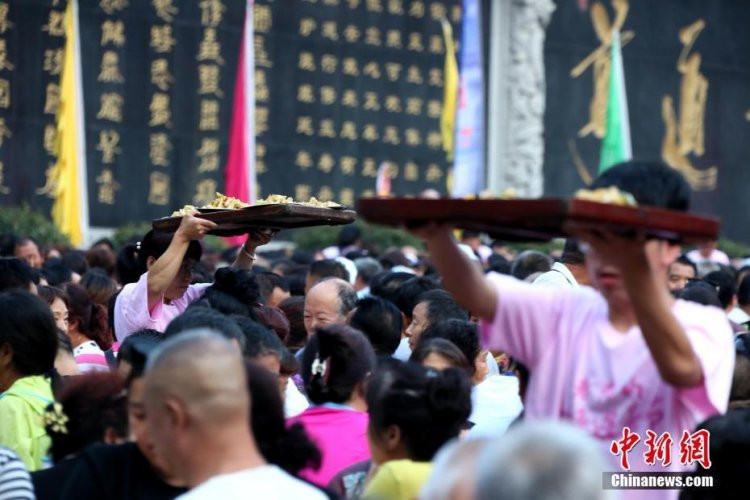 Đại hội bắt đầu mở bán vào 17h. Những bàn tiệc dường như không lúc nào vắng khách. Do vậy, đội ngũ đầu bếp, cũng như nhân viên phục vụ đều hoạt động hết công suất.