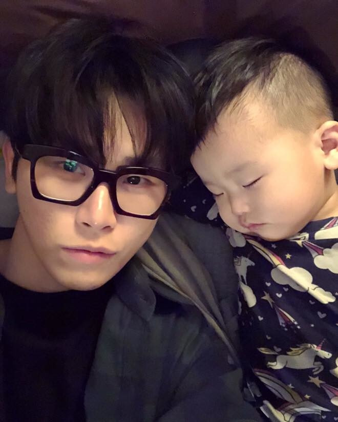 Và con trai Cha Yul 2 tuổi.