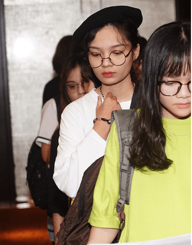 Thí sinh xinh xắn đến từ Buôn Ma Thuật trong lúc làm thủ tục có phần căng thẳng nhưng khi bước vào phòng thi lại khiến BGK bất ngờ bởi giọng hát trong trẻo và cao vút đến từ xứ cao nguyên đại ngàn Buôn Mê Thuật.