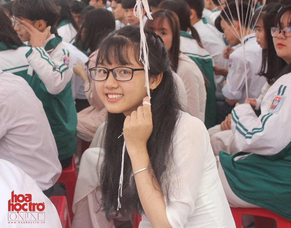 Các bạn nữ sinh THPT Lý Tự Trọng xinh đẹp rạng ngời trong tà áo dài trắng. Ảnh: Linh Phương