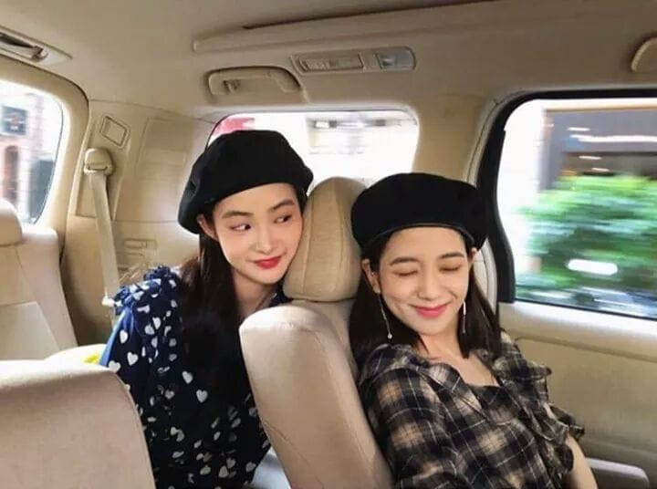 Lại còn chơi thân với Jisoo