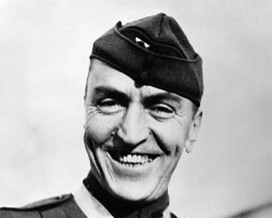 Cơ trưởng tài năng Eddie Rickenbacker.