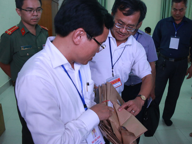 Ông Mai Văn Trinh (trái), Cục trưởng Cục Quản lý chất lượng giáo dục (Bộ GD-ĐT) kiểm tra ở Hòa Bình tại kỳ thi THPT quốc gia 2018. Ảnh: THANH HÙNG.