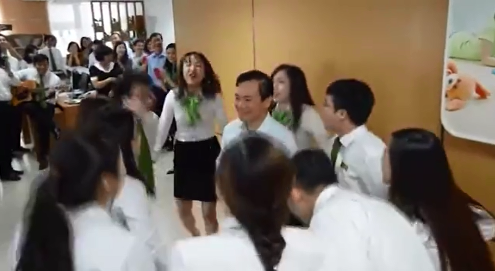 Không chỉ là những câu chúc mừng sinh nhật thông thường, mà nhóm nhân viên này còn chế bài hát và nhảy múa tưng bừng siêu vui nhộn.