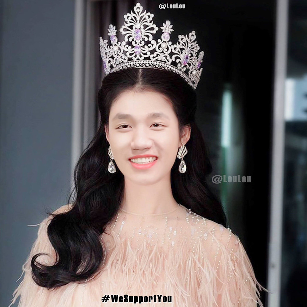 Phan Văn Đức và Trọng Đại như "bản sao" khi cùng diện một bộ váy, tóc xõa uốn nhẹ và đội vương miện danh giá.