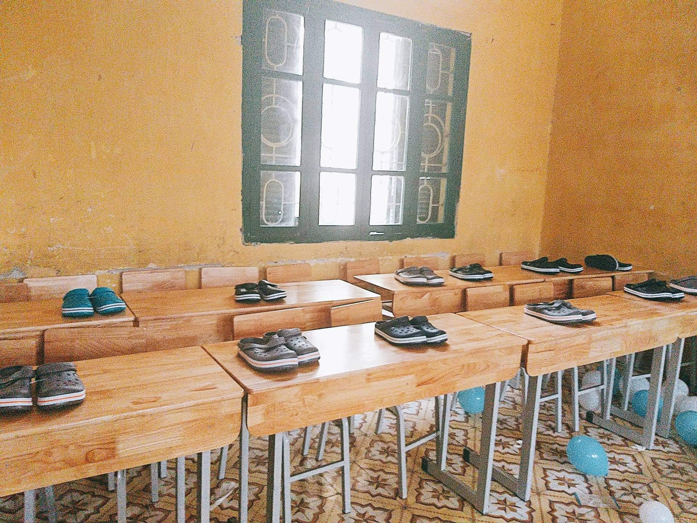 Cả dép Crocs nữa