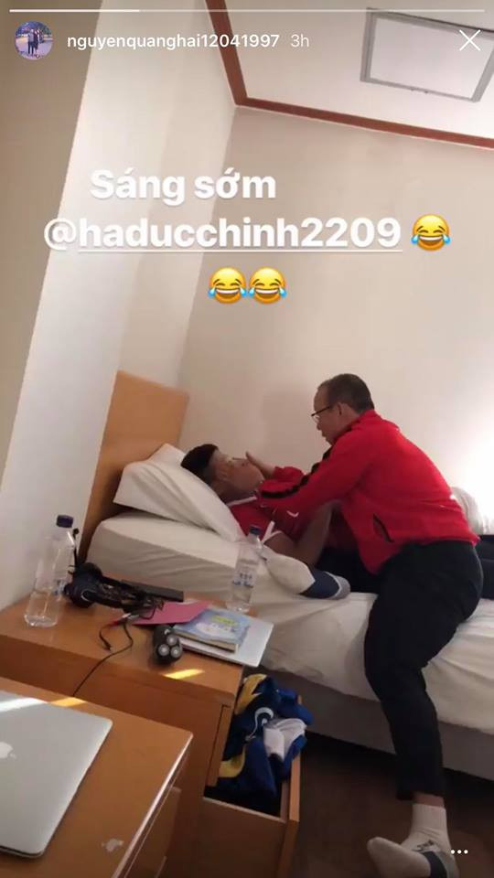 Trên story Instagram cá nhân, Quang Hải đăng tải clip Đức Chinh đang hưởng thụ sự chăm sóc từ người thầy Hàn Quốc.