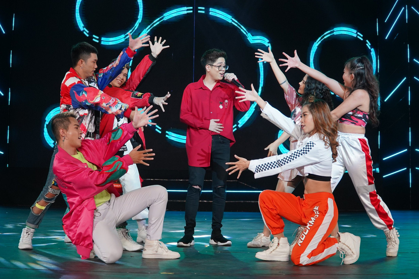 Bùi Anh Tuấn khiến khán phòng lắng đọng với những bản ballad ngọt ngào, sâu lắng.