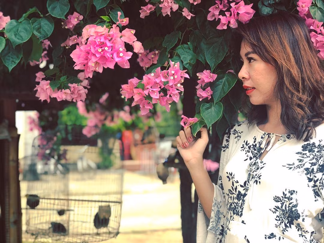 Bạn đừng quên check-in ở dàn hoa giấy nên thơ ở bên ngoài nhà thờ nhé! (Ảnh: @clover.theluck)