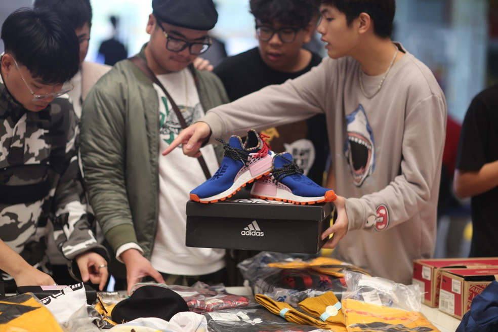 Gian hàng quần áo, giày trưng bày những sản phẩm hấp dẫn để thu hút khách hàng.