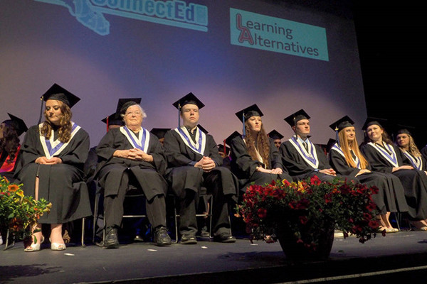 Cụ bà Joan Deebank tại lễ tốt nghiệp phổ thông trung học. Ảnh: THE COLUMBIA VALLEY PIONEER