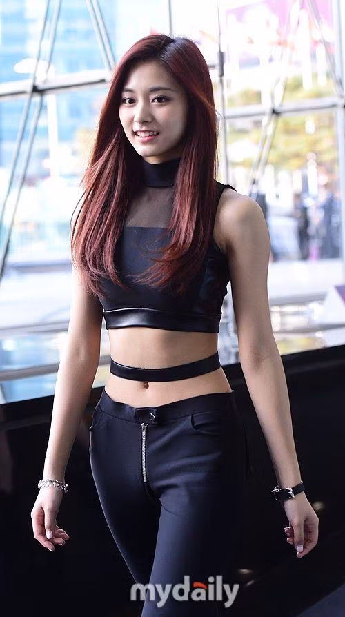 Cũng nhờ thói quen luôn giữ thẳng lưng, mà Tzuyu đã có được vóc dáng rất đẹp, phần lưng và cổ lúc nào cũng vươn cao. Chưa kể điều này còn rất tốt cho cột sống nữa.