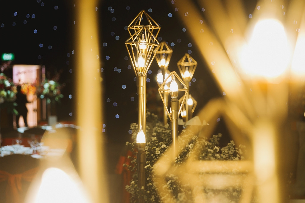 Ngoài ra, Võ Hạ Trâm thích ánh lấp lánh của pha lê, kim cương nên những phụ kiện như đèn pha lê, dây pha lê được kết hợp bên sắc hoa.