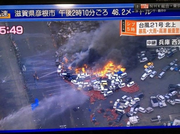 Những chiếc xe bị gió lớn dồn lại một góc bốc cháy dữ dội.