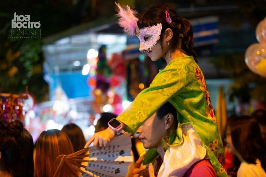 Những hoạt động thú vị trên phố nhân dịp Trung thu khiến các bé hào hứng tham gia.