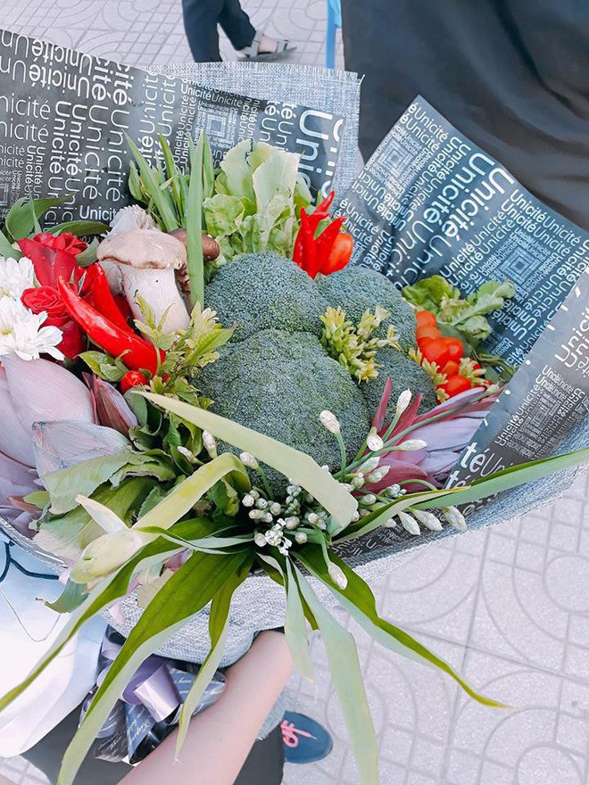 Để làm được bó hoa này, các bạn học sinh cũng phải tốn công tốn sức không ít.